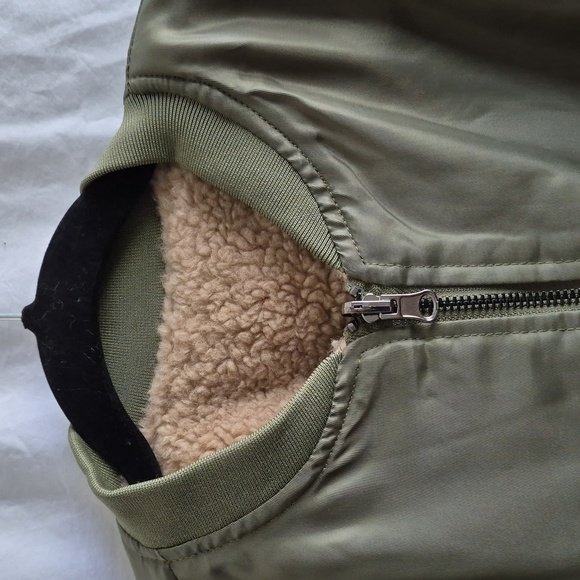 NWT Forever 21 Faux Shearling Bomber Jacket Reversible Sz XS - Picture 3 of 16